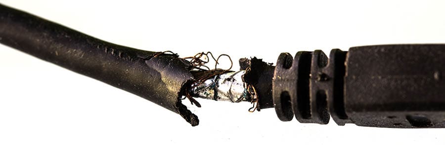 Makrodetail eines beschädigten Kabels.