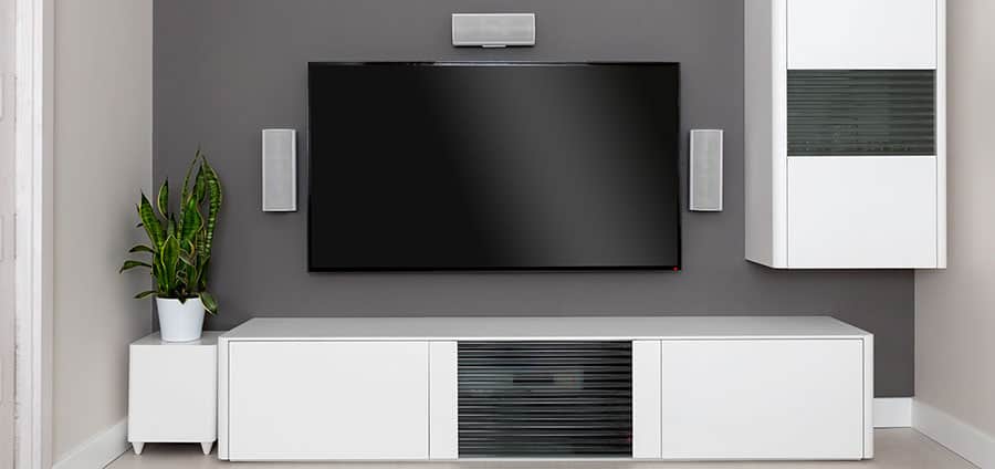Modernes Wohnzimmer - TV und Lautsprecher Heimkino.