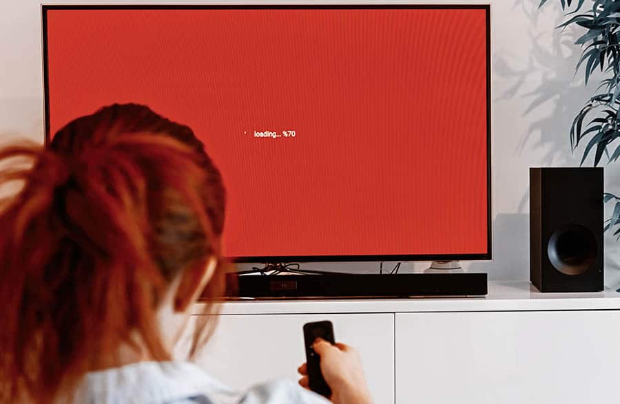 Fernsehen im Wohnzimmer mit angeschlossener Soundbar