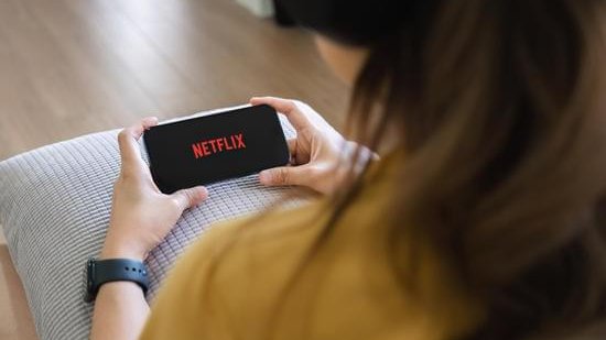 Mit Beamer Netflix schauen: Die ultimative Anleitung für perfektes ...